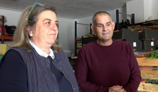 Pepi y Juan en el almacén de la asociación, ubicado junto al recinto ferial.