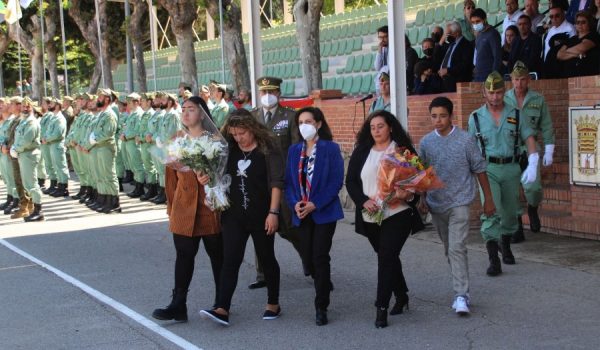 Margarita Robles y el JEME Enseñat, junto a una representación de los familiares de los dos militares fallecidos