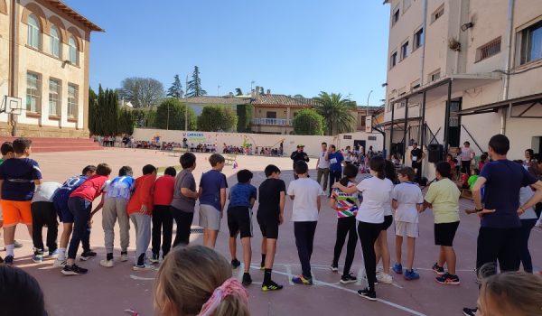 Unos 420 alumnos de Infantil y Primaria han participado en esta actividad que ha contado con la animación del speaker Pedro Chito.