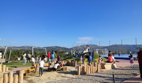 Muchos menores disfrutaron el pasado viernes por la tarde de los nuevos juegos infantiles