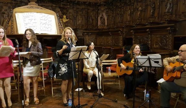 Parte de los integrantes del coro, que ponen voz a los temas originales del disco.