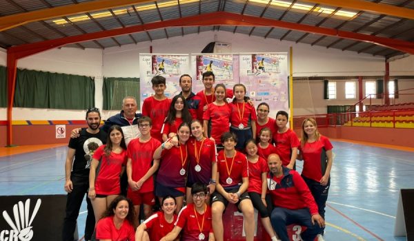 Miembros del club rondeño junto al delegado de Deportes en el polideportivo de El Fuerte de Ronda, donde se celebró la competición