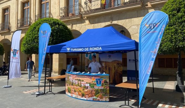 La empresa municipal de turismo ha instalado un stand informativo en la plaza de España