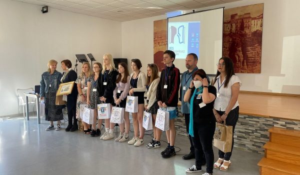 El centro de mayores ha acogido esta mañana una recepción oficial de los visitantes que participarán en el proyecto.