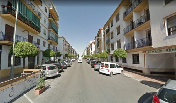 Hace semanas el okupa arrojó un cristal de grandes dimensiones a la calle que, por fortuna, no ocasionó heridos.