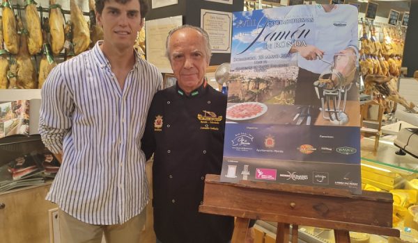 Leocadio Corbacho, uno de los organizadores del evento, presenta al cartel junto al Jurado de honor de esta edición, el torero rondeño Javier Orozco.