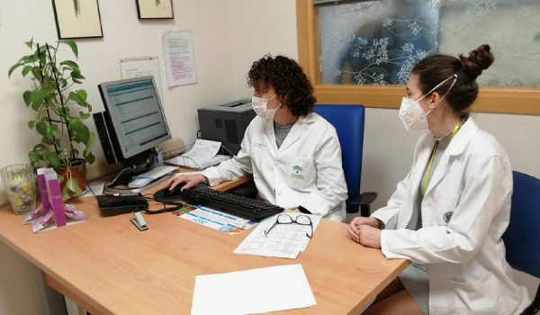 Más de una veintena de profesionales sanitarios guardan cuarentena por haberse contagiado de COVID-19.
