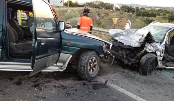 Uno de los vehículos quedó siniestro tras el choque