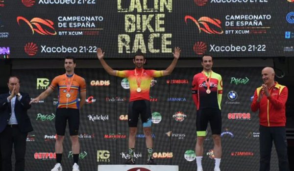 Fuentes, en el podio tras conseguir el triunfo en Máster 30 en la Lalín Bike Race