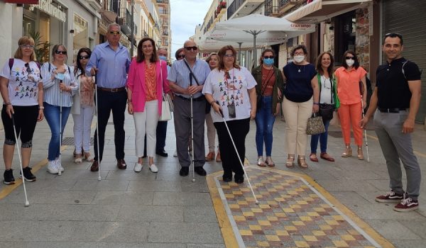 Afiliados del Grupo Social ONCE de Ronda en la calle de La Bola junto a los concejales de Deportes, Carlos Mirasol, y de Bienestar Social, Cristina Durán