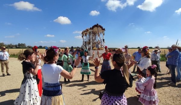 Peregrinos rondeños junto a la carreta con el Simpecado de la Hermandad a la espera del cruce de la barcaza, en Coria del Río.