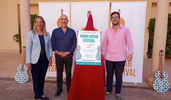 Los delegados de Cultura y Turismo han acompañado al guitarrista Paco Seco en la presentación de la VI edición del evento.