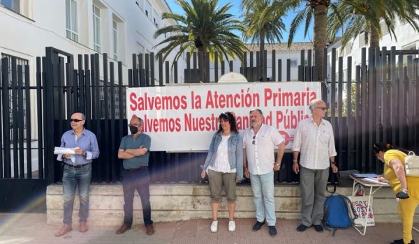 Rubira ha comparecido acompañado por otros miembros de la plataforma desde las puertas del centro de salud Ronda Sur.