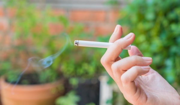 La producción de cigarrillos suele implicar mano de obra infantil que se expone al humo de unos 50 cigarros al día.