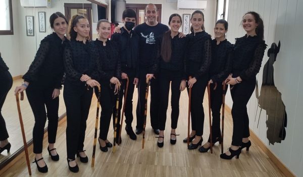 Miguel Lorca posa con sus alumnas antes de un ensayo en la sala de ensayo de la academia, ubicada en calle Molino.
