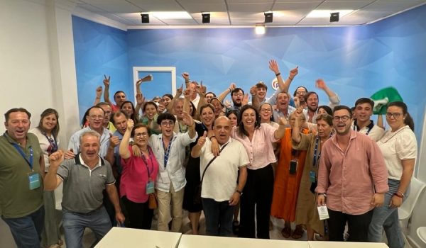La sede local del PP se inundó de caras de felicidad al conocer los resultados que otorgaban mayoría absoluta a la formación para revalidar su mandato al frente de la Junta.