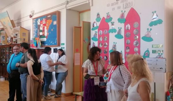 Un grupo de votantes e interventores durante la jornada electoral de ayer domingo.