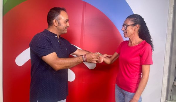En la imagen, Jesús recrea la entrega a Ana Luna de su monedero.