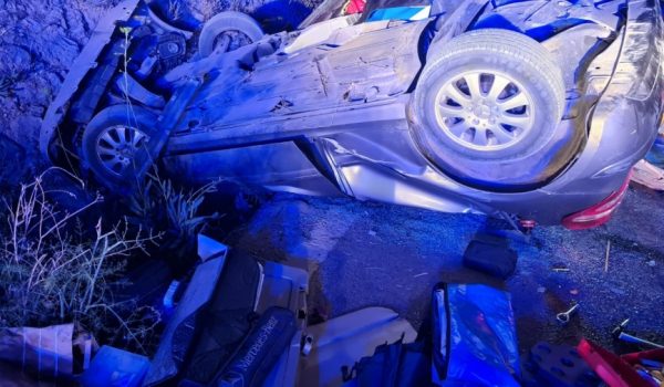 El vehículo en el que circulaban, de madrugada, se salió de la vía.