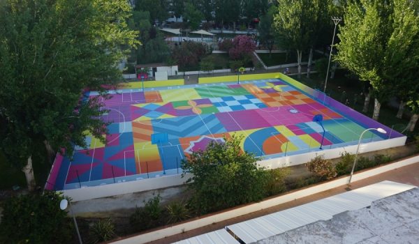 El trabajo artístico se ha elaborado con pinturas específicas que contemplan el uso deportivo.