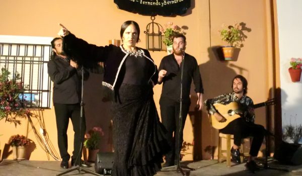 La bailaora malagueña en el patio de entrada a la sede de la Peña Flamenca de Ronda.