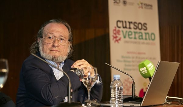 El catedrático ha afirmado que las grandes corporaciones irán asumiendo competencias que hasta ahora corresponden a los Estados.