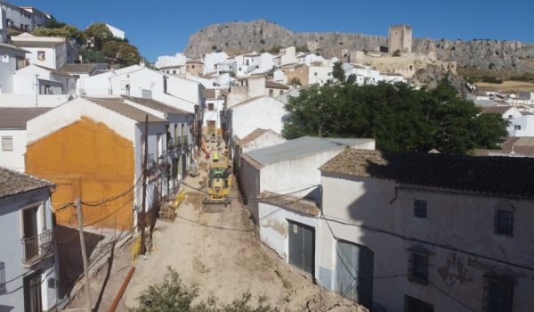 La vía está situada junto a la Iglesia de San Sebastián