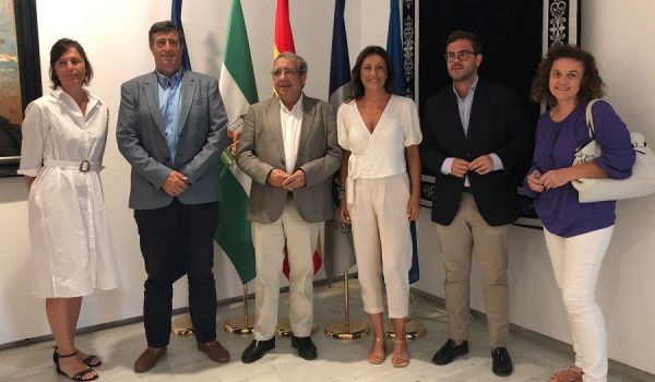 La alcaldesa ha firmado hoy un acuerdo con el rector de la universidad.