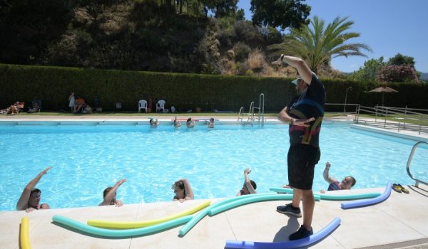 Unas 50 personas están participando en los cursos de natación que se están desarrollando en la piscina municipal