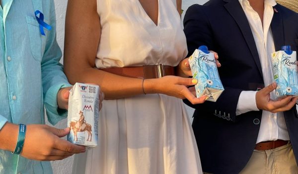 Tiene 500 ml de capacidad y está elaborada con materiales reciclados