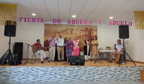El Coro de AMARO interpretó varios temas antes de comenzar el baile