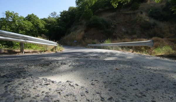 La vía, como ha demostrado el Ayuntamiento de Pujerra con el envío de fotografías a Diputación, presenta graves socavones.