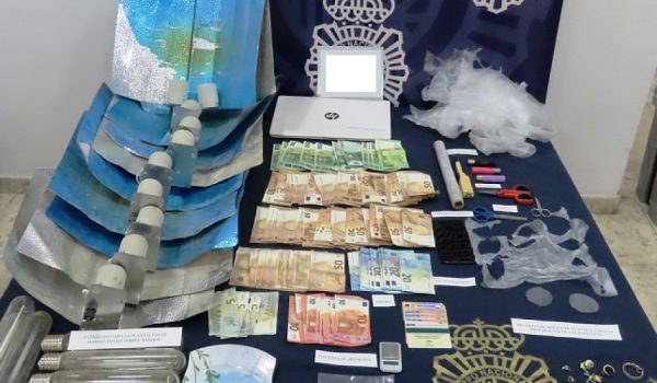 Los agentes localizaron diez paquetillas de rebuja, que se encontraban en lugares de fácil acceso para los menores que convivían con los investigados.