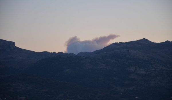 Pese a que los trabajos de extinción comenzaron ayer, el incendio aún no ha sido controlado.