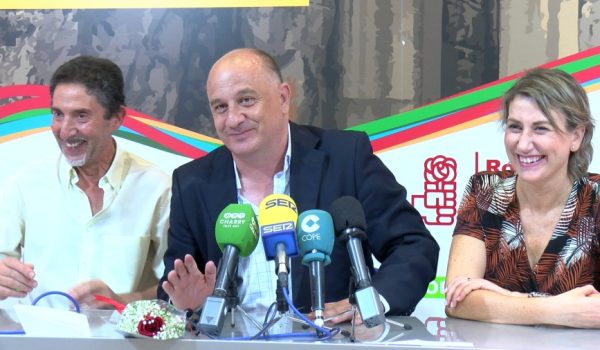 Cañestro (en el centro) junto a la secretaria local y el vicesecretario de la formación en Ronda.