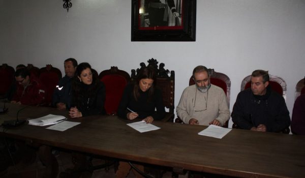 La firma del convenio tuvo lugar en el salón municipal de plenos.