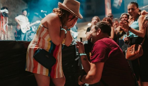 José eligió la canción Cariño para pedir a su novia Rosana, con la que comenzó hace 20 meses, que se casara con él.