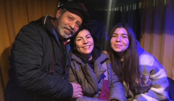 En la imagen, Tatiana, su marido y su hija desde el autobús donde emprendieron el viaje hacia España.