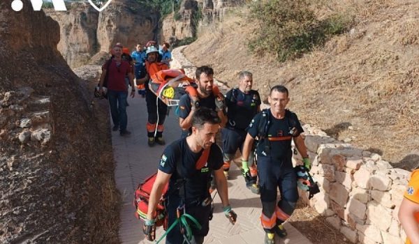 El herido tuvo que ser porteado hasta la ambulancia para su posterior traslado.