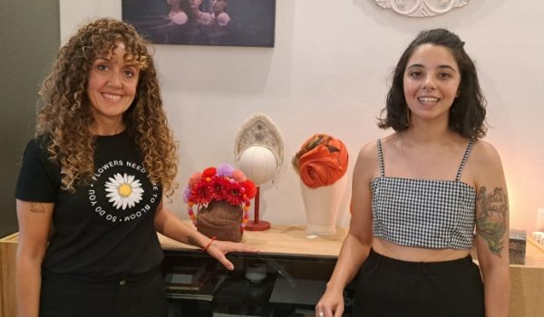 A la izquierda de la imagen, María López, gerente de WAPA. A la derecha, Macarena Rosado, fundadora de La Novia Indie.