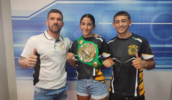 David Guerrero, Marina Becerrera e Isamel Badrezzamanne presentan en el plató de Charry TV el cinturón conseguido en Sorrento