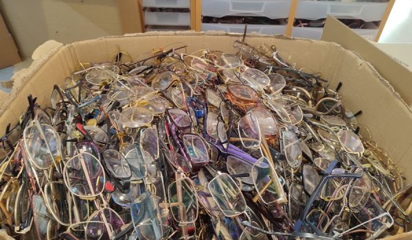 Necesitan 1.700 euros para poder facturar las maletas con las lentes y cuatro aparatos de medición