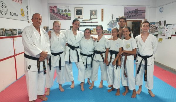 Bravo junto a varios alumnos durante la clases de verano