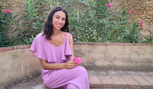 Entrevistamos a la joven en los jardines de los Baños Árabes