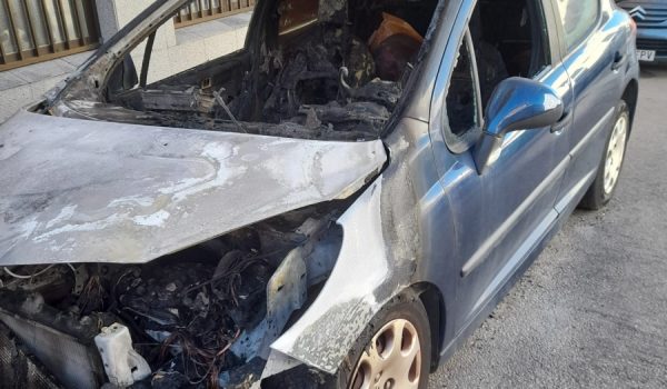 La Policía Nacional está investigando las causas que provocaron que el vehículo, estacionado en la calle Granada, acabara calcinado.