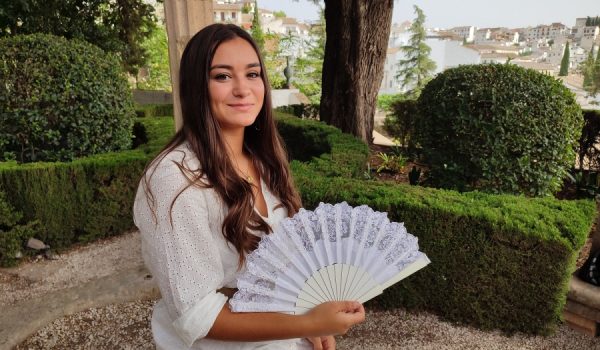 Entrevistamos a la joven en los jardines de la Casa del Rey Moro.