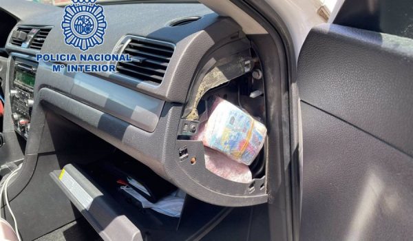 También han incautado más de 20.000 euros en efectivo, un vehículo y seis terminales móviles