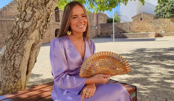 Entrevistamos a la joven junto a las Murallas del Carmen.