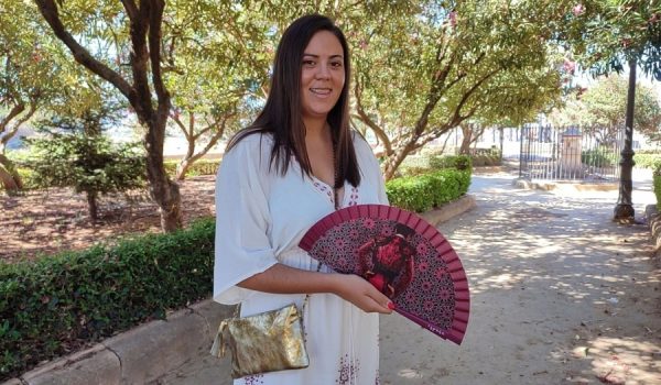 Hablamos con la joven rondeña en los jardines de Blas Infante