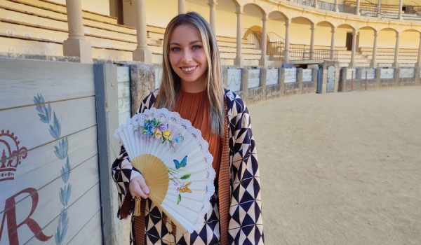Hablamos con la joven en la plaza de toros de Ronda, un lugar muy especial para ella.